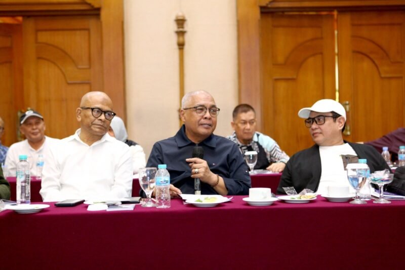 Ketua Umum PWI Pusat, Akhmad Munir, didampingi Ketua Dewan Kehormatan Atal S. Depari dan Sekretaris Jenderal Zulmansyah Sekedang  memimpin orientasi kepengurusan di Solo, Jawa Tengah, Jumat (3/10) malam.(foto: dok Humas PWI Pusat)