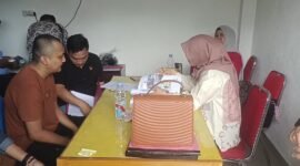 Kejaksaan Negeri Bengkulu resmi menahan BS, tersangka pengoplos bahan bakar minyak (BBM) sebanyak 2 ton, usai menerima pelimpahan tahap II dari Subdit Tipidter Ditreskrimsus Polda Bengkulu, Jumat (3/10/25).(foto: Ardiyantonarasidemokrasi.com/)