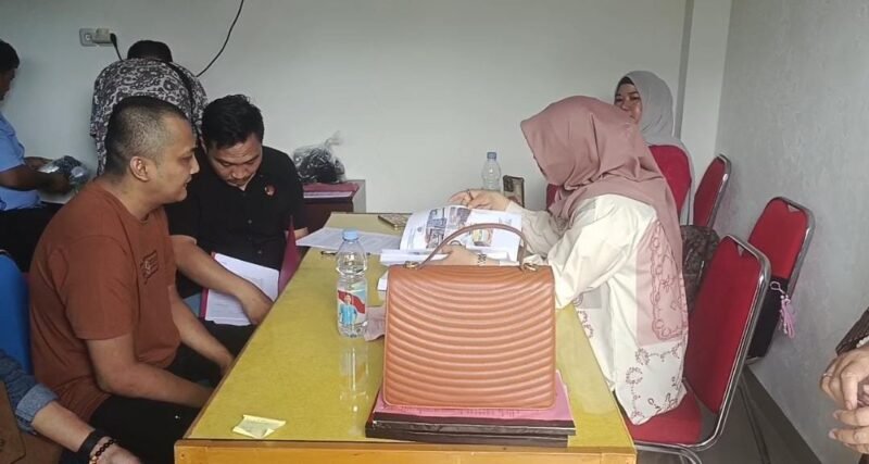 Kejaksaan Negeri Bengkulu resmi menahan BS, tersangka pengoplos bahan bakar minyak (BBM) sebanyak 2 ton, usai menerima pelimpahan tahap II dari Subdit Tipidter Ditreskrimsus Polda Bengkulu, Jumat (3/10/25).(foto: Ardiyantonarasidemokrasi.com/)