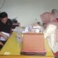 Kejaksaan Negeri Bengkulu resmi menahan BS, tersangka pengoplos bahan bakar minyak (BBM) sebanyak 2 ton, usai menerima pelimpahan tahap II dari Subdit Tipidter Ditreskrimsus Polda Bengkulu, Jumat (3/10/25).(foto: Ardiyantonarasidemokrasi.com/)