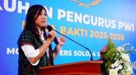 Menkomdigi Meutya Hafid saat memberi sambutan dalam pengukuhan PWI Pusat, Sabtu (4/10) di Gedung Monumen Pers Indonesia, Kota Surakarta, Jawa Tengah. (foto: dok PWI Pusat)