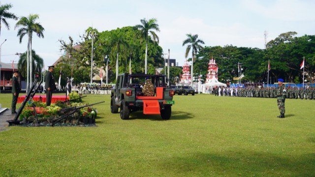 Upacara peringatan Hari Ulang Tahun ke-80 Tentara Nasional Indonesia (TNI) tingkat Provinsi Bengkulu digelar dengan khidmat di Lapangan Balai Raya Semarak Bengkulu, Minggu (5/10/2025). (foto: Ardiyantonarasidemokrasi.com/)