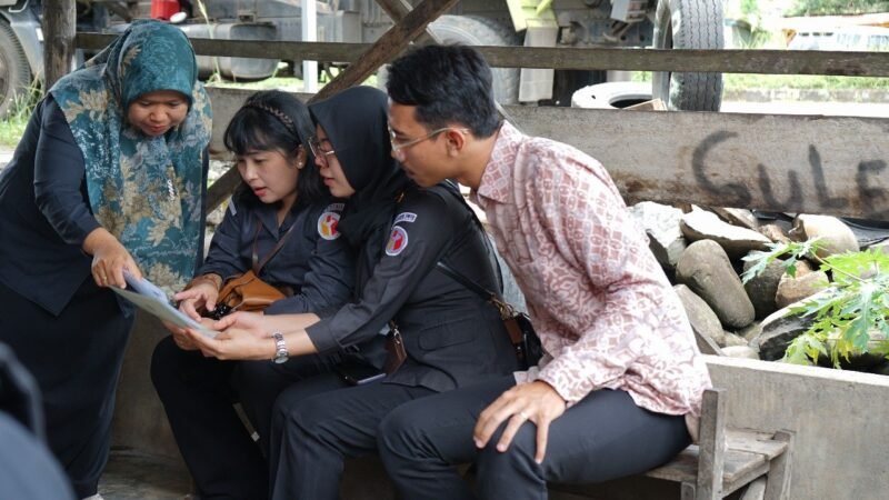Bawaslu Kota Bengkulu melakukan uji petik terhadap Daftar Pemilih Berkelanjutan (DPB) untuk memastikan prosesnya berjalan sesuai aturan hukum, Selasa (7/10/25). (foto: Awang Konaevinarasidemokrasi.com/)