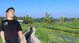 Ketua Jaringan Masyarakat Juru Kalang Topos (JMJKT), Irawan Saputra (kiri) dan program Optimalisasi Lahan (Oplah) Non Rawa tahun 2025 di Kabupaten Lebong, Rabu (8/10/25). (foto: Aan Ade Putranarasidemokrasi.com/)

Setelah sebelumnya mencuat dari sejumlah kelompok tani (Poktan), gabungan kelompok tani (Gapoktan), dan Perkumpulan Petani Pemakai Air (P3A), kini tanggapan datang dari pihak JMJKT.

Menanggapi isu tersebut, 