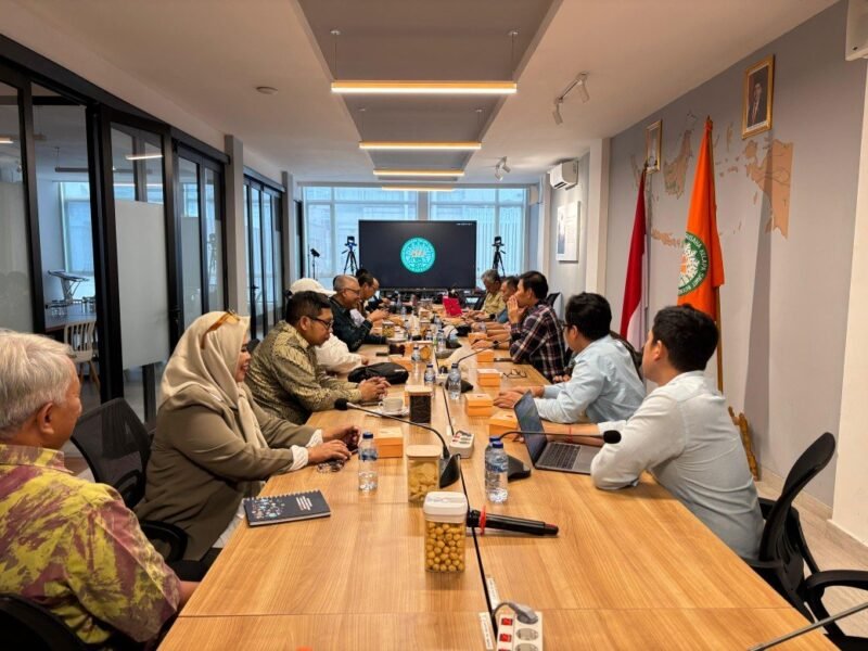 Gabungan Pengusaha Kelapa Sawit Indonesia (GAPKI) dan Persatuan Wartawan Indonesia (PWI) Pusat saat pertemuan yang digelar di kantor GAPKI, Jakarta, Jumat (10/10). (foto: dok PWI Pusat)