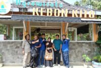 Wakil Ketua Asosiasi Pencinta dan Penggiat Durian Indonesia, Bambang Lembak, saat kegiatan diskusi bersama para pemilik pohon durian unggul yang digelar pada Sabtu, (11/10/25), di Kebon Kito, Rejang Lebong. (foto: Arman Surinarasidemokrasi.com/)
