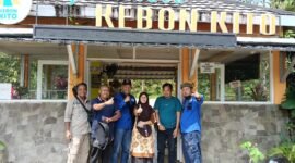 Wakil Ketua Asosiasi Pencinta dan Penggiat Durian Indonesia, Bambang Lembak, saat kegiatan diskusi bersama para pemilik pohon durian unggul yang digelar pada Sabtu, (11/10/25), di Kebon Kito, Rejang Lebong. (foto: Arman Surinarasidemokrasi.com/)