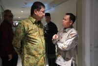 Ketua DPD RI saat berbincang dengan Menteri Keuangan Purbaya Yudhi Sadewa (foto: dok DPD RI)