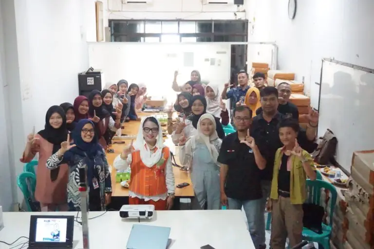 Pelatihan Dasar Jurnalistik yang digelar di Sekretariat Destita, Jalan S. Parman, Kecamatan Ratu Agung, Sabtu (11/10/25). (foto: dok istimewa)
