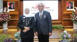 Ketua Umum Persatuan Wartawan Indonesia (PWI) Pusat, Akhmad Munir, saat menerima Lencana Kehormatan Provinsi Jawa Timur “Jer Basuki Mawa Beya” dari Gubernur Jawa Timur, Khofifah Indar Parawansa pada puncak peringatan Hari Jadi ke-80 Provinsi Jawa Timur, yang digelar di Gedung Negara Grahadi, Surabaya, Minggu (12/10/2025). (foto: dok PWI Pusat)