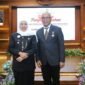 Ketua Umum Persatuan Wartawan Indonesia (PWI) Pusat, Akhmad Munir, saat menerima Lencana Kehormatan Provinsi Jawa Timur “Jer Basuki Mawa Beya” dari Gubernur Jawa Timur, Khofifah Indar Parawansa pada puncak peringatan Hari Jadi ke-80 Provinsi Jawa Timur, yang digelar di Gedung Negara Grahadi, Surabaya, Minggu (12/10/2025). (foto: dok PWI Pusat)