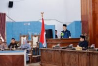 Bupati Rejang Lebong H.M. Fikri Thobari, S.E., M.A.P. saat memaparkan Rancangan Anggaran Pendapatan dan Belanja Daerah (RAPBD) Tahun Anggaran 2026 dengan total nilai mencapai Rp1,142 triliun, Senin (13/10/25). (foto o: Arman Surinarasidemokrasi.com/)