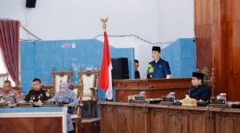 Bupati Rejang Lebong H.M. Fikri Thobari, S.E., M.A.P. saat memaparkan Rancangan Anggaran Pendapatan dan Belanja Daerah (RAPBD) Tahun Anggaran 2026 dengan total nilai mencapai Rp1,142 triliun, Senin (13/10/25). (foto o: Arman Surinarasidemokrasi.com/)