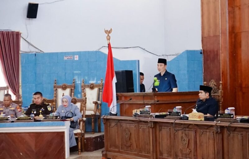 Bupati Rejang Lebong H.M. Fikri Thobari, S.E., M.A.P. saat memaparkan Rancangan Anggaran Pendapatan dan Belanja Daerah (RAPBD) Tahun Anggaran 2026 dengan total nilai mencapai Rp1,142 triliun, Senin (13/10/25). (foto o: Arman Surinarasidemokrasi.com/)