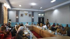 Bupati Bengkulu Tengah Drs. Rachmat Riyanto, S.T., M.A.P., saat memimpin rapat pemaparan potensi retribusi daerah yang digelar di Ruang Rapat Bupati (RRB) pada Selasa (14/10/25). (foto: Andreas Putranarasidemokrasi.com/)