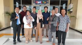 Perangkat Desa Semelako Atas, Kecamatan Lebong Tengah dan tim hukum saat di Pengadilan Tata Usaha Negara (PTUN) Bengkulu, Selasa (14/10/25) (foto: Aan Ade Putranarasidemokrasi.com/)