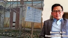 Anggota DPRD Kabupaten Seluma, Binanto, S.Pd, (kanan), pembangunan SMP Negeri 22 Seluma di Desa Lubuk Resam, Kecamatan Seluma Utara (kiri), Rabu (15/10/25). (foto: Nandonarasidemokrasi.com/)