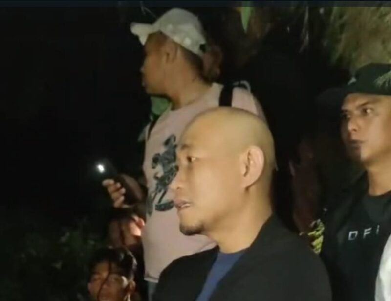 Wali Kota Lubuk Linggau, Rachmat Hidayat, meninjau langsung proses pencarian warga yang hanyut di Sungai Kelingi, Rabu malam (15/10/25).(foto: Surya Adewijayanarasidemokrasi.com/)