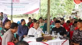 Wakil Bupati Seluma, Drs. H. Gustianto, bersama unsur Forkopimda Kabupaten Seluma, melakukan peletakan batu pertama pembangunan 80.000 gerai, pergudangan, dan sarana pendukung Koperasi Desa/Kelurahan Merah Putih di Desa Purbosari, Kecamatan Seluma Barat, pada Jumat (17/10/2025).(foto: dok Pemkab Seluma)
