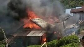 Sebuah rumah milik warga bernama Irawan (41) di Desa Karang Dapo Bawah, Kecamatan Bingin Kuning, Kabupaten Lebong, ludes terbakar pada Sabtu siang (18/10/25).(foto: Aan Ade Putranarasidemokrasi.com/)