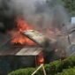 Sebuah rumah milik warga bernama Irawan (41) di Desa Karang Dapo Bawah, Kecamatan Bingin Kuning, Kabupaten Lebong, ludes terbakar pada Sabtu siang (18/10/25).(foto: Aan Ade Putranarasidemokrasi.com/)