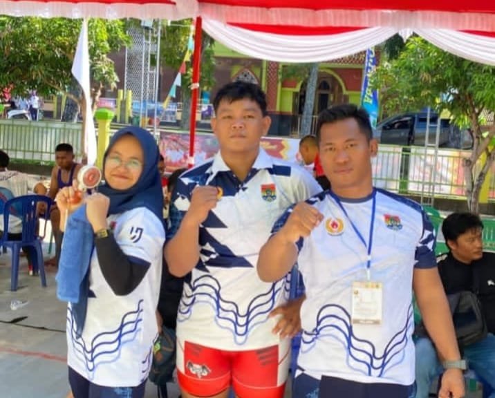 Atlet gulat Kota Lubuklinggau berhasil mengukir prestasi gemilang pada hari pertama Pekan Olahraga Provinsi (Porprov) Sumatera Selatan XV yang digelar di Gedung Serba Guna SMAN 1 Sekayu, Sabtu (18/10/25).(foto: Jepri Irwansyanarasidemokrasi.com/)