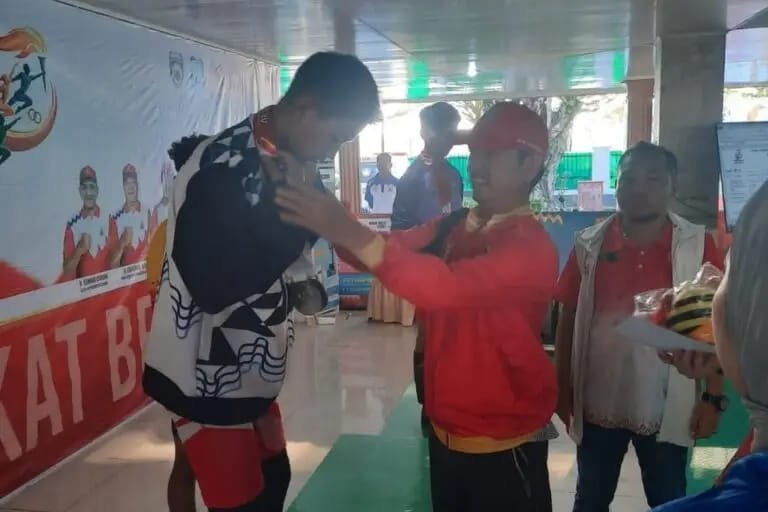 Tim cabang olahraga (cabor) Angkat Besi Kota Lubuk Linggau tampil gemilang pada hari pertama Pekan Olahraga Provinsi (Porprov) Sumatera Selatan XV di Musi Banyuasin, Sabtu (18/10/25).(foto: Jepri Irwansyanarasidemokrasi.com/)