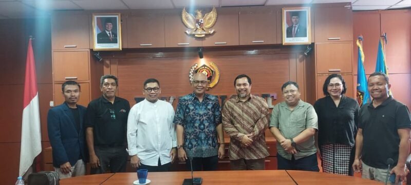 Jajaran pengurus Asosiasi Media Siber Indonesia (AMSI) Pusat melakukan kunjungan ke Kantor PWI Pusat, Jumat (17/10).(foto: dok PWI Pusat)