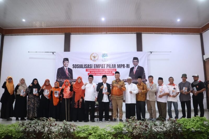 Anggota DPR-RI Fraksi Partai Keadilan Sejahtera (F-PKS), Dr. H. Al Muzammil Yusuf, M.Si, saat melaksanakan kegiatan Sosialisasi Empat Pilar MPR-RI di Hotel Adeeva, Kota Bengkulu, Minggu pagi (19/10). (foto: dok PKS Bengkulu)