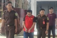 Jaksa Penuntut Umum (JPU) Kejaksaan Negeri Bengkulu resmi menahan seorang residivis kasus pencurian dengan kekerasan bernama Widi, Senin (20/10/25). (foto: Ardiyantonarasidemokrasi.com/)