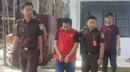 Jaksa Penuntut Umum (JPU) Kejaksaan Negeri Bengkulu resmi menahan seorang residivis kasus pencurian dengan kekerasan bernama Widi, Senin (20/10/25). (foto: Ardiyantonarasidemokrasi.com/)