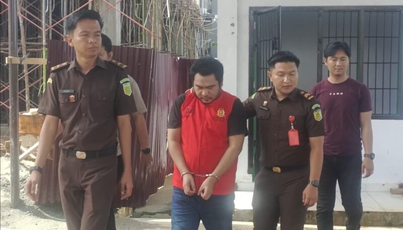 Jaksa Penuntut Umum (JPU) Kejaksaan Negeri Bengkulu resmi menahan seorang residivis kasus pencurian dengan kekerasan bernama Widi, Senin (20/10/25). (foto: Ardiyantonarasidemokrasi.com/)