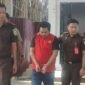 Jaksa Penuntut Umum (JPU) Kejaksaan Negeri Bengkulu resmi menahan seorang residivis kasus pencurian dengan kekerasan bernama Widi, Senin (20/10/25). (foto: Ardiyantonarasidemokrasi.com/)