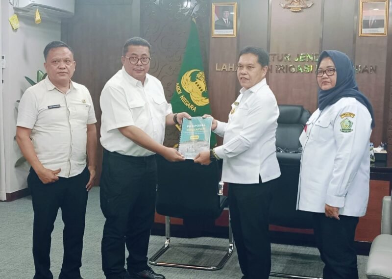 Bupati Lebong, H. Azhari, S.H., M.H., didampingi Pj Swasembada Pangan serta jajaran Dinas Pertanian dan Perikanan Kabupaten Lebong, melakukan audiensi dengan Direktorat Jenderal Lahan dan Irigasi Pertanian Kementerian Pertanian RI di Jakarta, Senin (20/10/25). (foto: dok Pemkab Lebong)