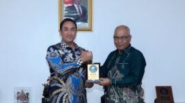 Ketua Umum Pengurus Persatuan Wartawan Indonesia (PWI) Pusat Akhmad Munir, saat bersilaturahmi dengan Kepala Badan Narkotika Nasional Republik Indonesia (BNN RI), Komjen Pol. Suyudi Ario Seto di Gedung BNN, Jakarta, Senin (20/10). (foto: dok PWI Pusat)