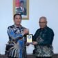 Ketua Umum Pengurus Persatuan Wartawan Indonesia (PWI) Pusat Akhmad Munir, saat bersilaturahmi dengan Kepala Badan Narkotika Nasional Republik Indonesia (BNN RI), Komjen Pol. Suyudi Ario Seto di Gedung BNN, Jakarta, Senin (20/10). (foto: dok PWI Pusat)