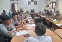 Para insan pers Kabupaten Kaur yang tergabung dalam Asosiasi Pengusaha Pers Indonesia (APPI) saat melakukan hearing dengan DPRD Kaur untuk membahas transparansi dan keadilan dalam tata kelola anggaran publikasi daerah, Senin (20/10/25). (foto: Fraky Yudiansyahnarasidemokrasi.com/)