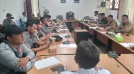 Para insan pers Kabupaten Kaur yang tergabung dalam Asosiasi Pengusaha Pers Indonesia (APPI) saat melakukan hearing dengan DPRD Kaur untuk membahas transparansi dan keadilan dalam tata kelola anggaran publikasi daerah, Senin (20/10/25). (foto: Fraky Yudiansyahnarasidemokrasi.com/)