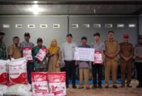 Ketua Dewan Perwakilan Daerah Republik Indonesia (DPD RI) Sultan B. Najamudin saat menyerahkan langsung bantuan alat dan sarana pertanian (Alsintan), benih jagung, serta pupuk kepada kelompok tani di Kecamatan Padang Jaya, Kabupaten Bengkulu Utara, Selasa (21/10/25). (foto: dok DPD RI)