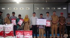 Ketua Dewan Perwakilan Daerah Republik Indonesia (DPD RI) Sultan B. Najamudin saat menyerahkan langsung bantuan alat dan sarana pertanian (Alsintan), benih jagung, serta pupuk kepada kelompok tani di Kecamatan Padang Jaya, Kabupaten Bengkulu Utara, Selasa (21/10/25). (foto: dok DPD RI)