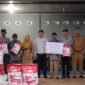 Ketua Dewan Perwakilan Daerah Republik Indonesia (DPD RI) Sultan B. Najamudin saat menyerahkan langsung bantuan alat dan sarana pertanian (Alsintan), benih jagung, serta pupuk kepada kelompok tani di Kecamatan Padang Jaya, Kabupaten Bengkulu Utara, Selasa (21/10/25). (foto: dok DPD RI)