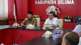 Wakil Bupati Seluma, Drs. H. Gustianto saat terima kunjungan kerja Kepala Kantor Wilayah Kementerian Hukum dan Hak Asasi Manusia (Kemenkumham) Bengkulu, Hendri Marulita, beserta jajaran, Selasa (21/10). (foto: Nandonarasidemokrasi.com/)