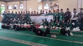 Sebanyak 28 jamaah umroh dari PT Taqwah Cahaya Semesta resmi diberangkatkan menuju Tanah Suci Mekkah di Masjid Pancasila Desa Suka Negri, Kecamatan Topos, Selasa (21/10/25). (foto: Aan Ade Putranarasidemokrasi.com/)