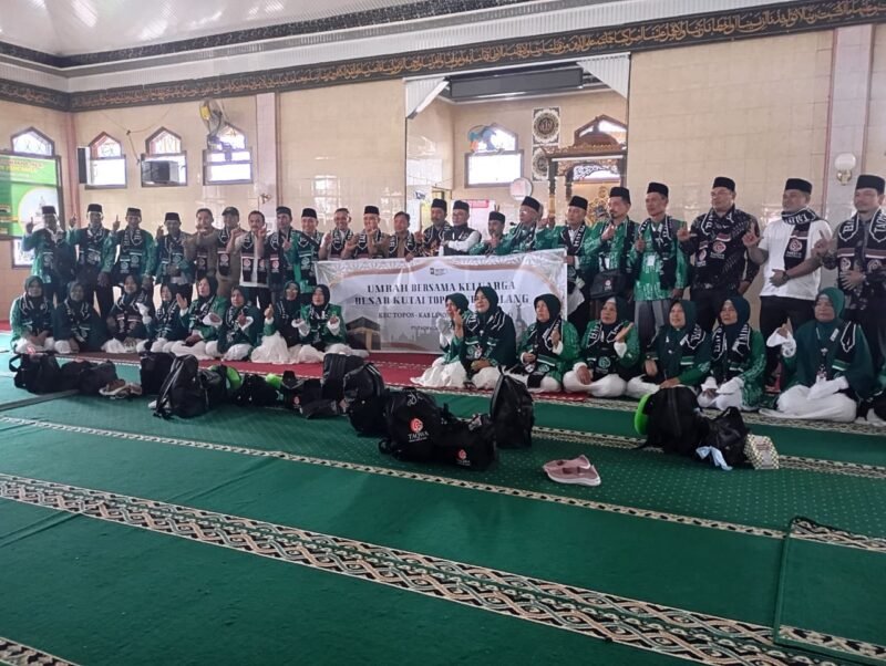 Sebanyak 28 jamaah umroh dari PT Taqwah Cahaya Semesta resmi diberangkatkan menuju Tanah Suci Mekkah di Masjid Pancasila Desa Suka Negri, Kecamatan Topos, Selasa (21/10/25). (foto: Aan Ade Putranarasidemokrasi.com/)