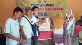 Pemerintah Desa Tungkal 2, Kecamatan Pino Raya, Kabupaten Bengkulu Selatan menyalurkan Bantuan Langsung Tunai Dana Desa (BLT DD) kepada masyarakat yang berhak menerima di Kantor Desa, Rabu (22/10/25). (foto: Mahmud Yunusnarasidemokrasi.com/)