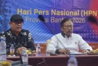 Sekretaris Jenderal PWI Pusat, Zulmansyah Sekedang, yang juga ditunjuk sebagai Ketua Panitia HPN 2026, serta Direktur Anugerah Seni dan Kebudayaan, Yusuf Susilo Hartono. Saat rapat Sosialisasi Anugerah Kebudayaan PWI Pusat 2026 untuk wartawan dan kepala daerah (bupati/wali kota) yang akan diberikan pada peringatan Hari Pers Nasional (HPN) 2026 di Provinsi Banten, 6–9 Februari mendatang, Rabu (22/10/2025) (foto: dok PWI Pusat)
