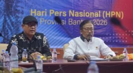 Sekretaris Jenderal PWI Pusat, Zulmansyah Sekedang, yang juga ditunjuk sebagai Ketua Panitia HPN 2026, serta Direktur Anugerah Seni dan Kebudayaan, Yusuf Susilo Hartono. Saat rapat Sosialisasi Anugerah Kebudayaan PWI Pusat 2026 untuk wartawan dan kepala daerah (bupati/wali kota) yang akan diberikan pada peringatan Hari Pers Nasional (HPN) 2026 di Provinsi Banten, 6–9 Februari mendatang, Rabu (22/10/2025) (foto: dok PWI Pusat)