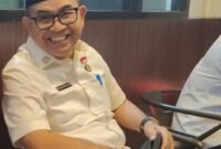 Sekretaris Dewan DPRD Provinsi Bengkulu, Mustarani Abidin, terlihat mengenakan kemeja putih dan peci hitam saat memasuki Gedung Ditreskrimsus Polda Bengkulu pada Rabu pagi (22/10/25) sekitar pukul 09.11 WIB.(foto: Aan Ade Putranarasidemokrasi.com/)