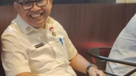 Sekretaris Dewan DPRD Provinsi Bengkulu, Mustarani Abidin, terlihat mengenakan kemeja putih dan peci hitam saat memasuki Gedung Ditreskrimsus Polda Bengkulu pada Rabu pagi (22/10/25) sekitar pukul 09.11 WIB.(foto: Aan Ade Putranarasidemokrasi.com/)