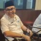 Sekretaris Dewan DPRD Provinsi Bengkulu, Mustarani Abidin, terlihat mengenakan kemeja putih dan peci hitam saat memasuki Gedung Ditreskrimsus Polda Bengkulu pada Rabu pagi (22/10/25) sekitar pukul 09.11 WIB.(foto: Aan Ade Putranarasidemokrasi.com/)